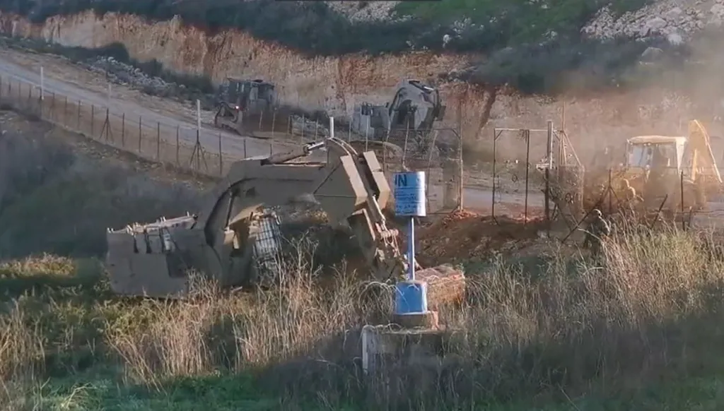 اعتداء إسرائيلي جديد جنوب لبنان... قوّة تجتاز الخط الأزرق في منطقة بئر شعيب برفقة جرافتَين وتُباشر بعملية تجريف