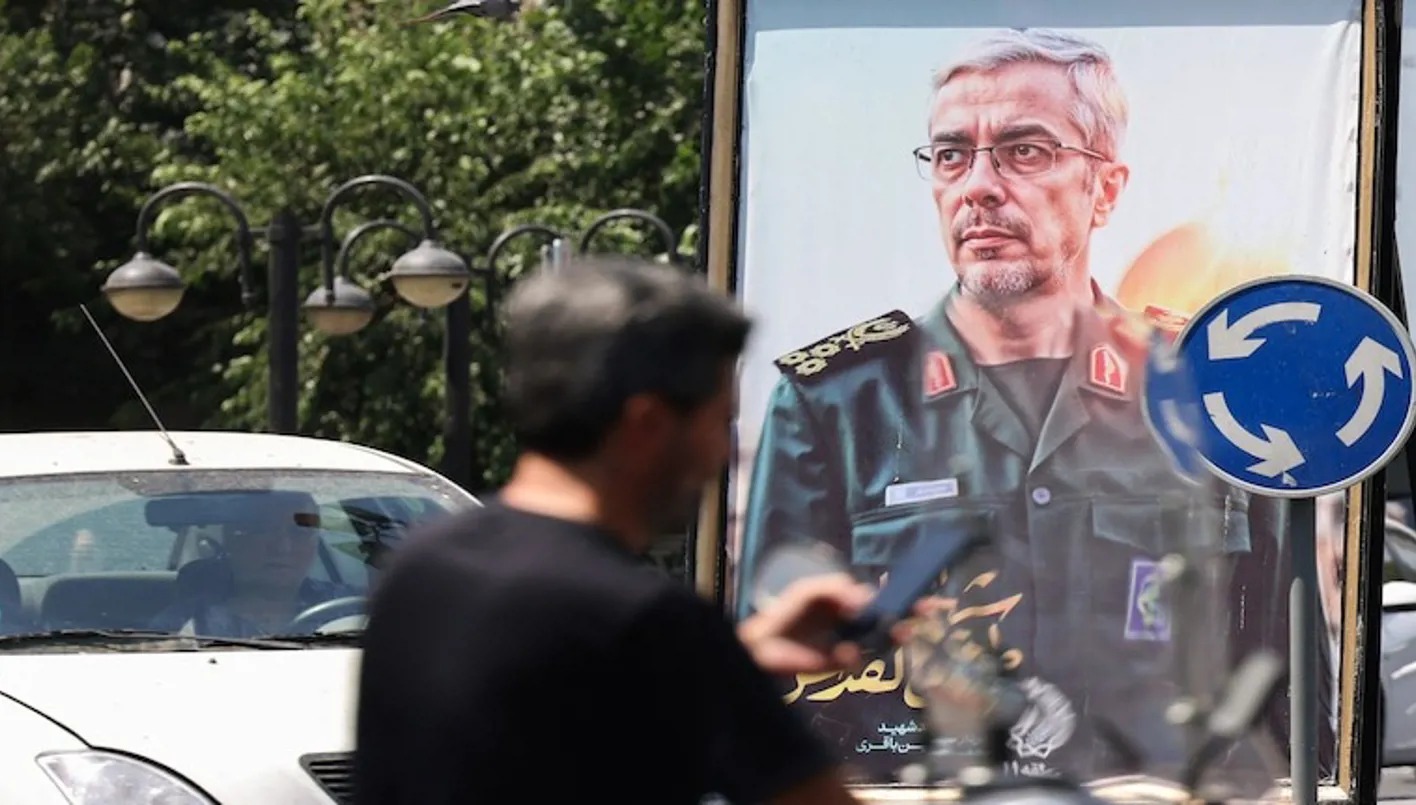 ملصق لرئيس أركان القوات المسلحة الإيرانية اللواء محمد باقري في ساحة طهران (أ ف ب)