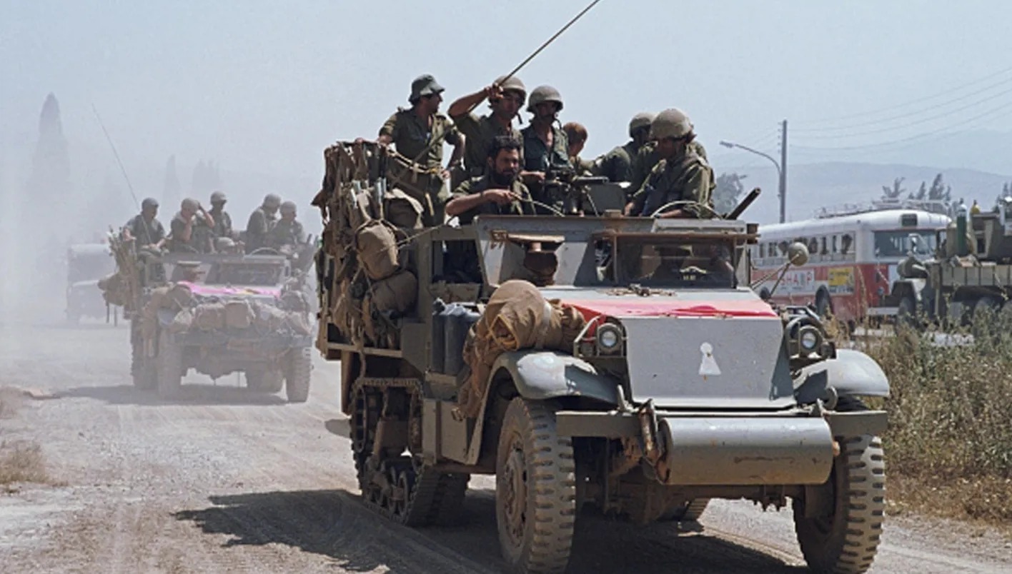 مدرعة إسرائيلية في صيدا اللبنانية أثناء عملية 