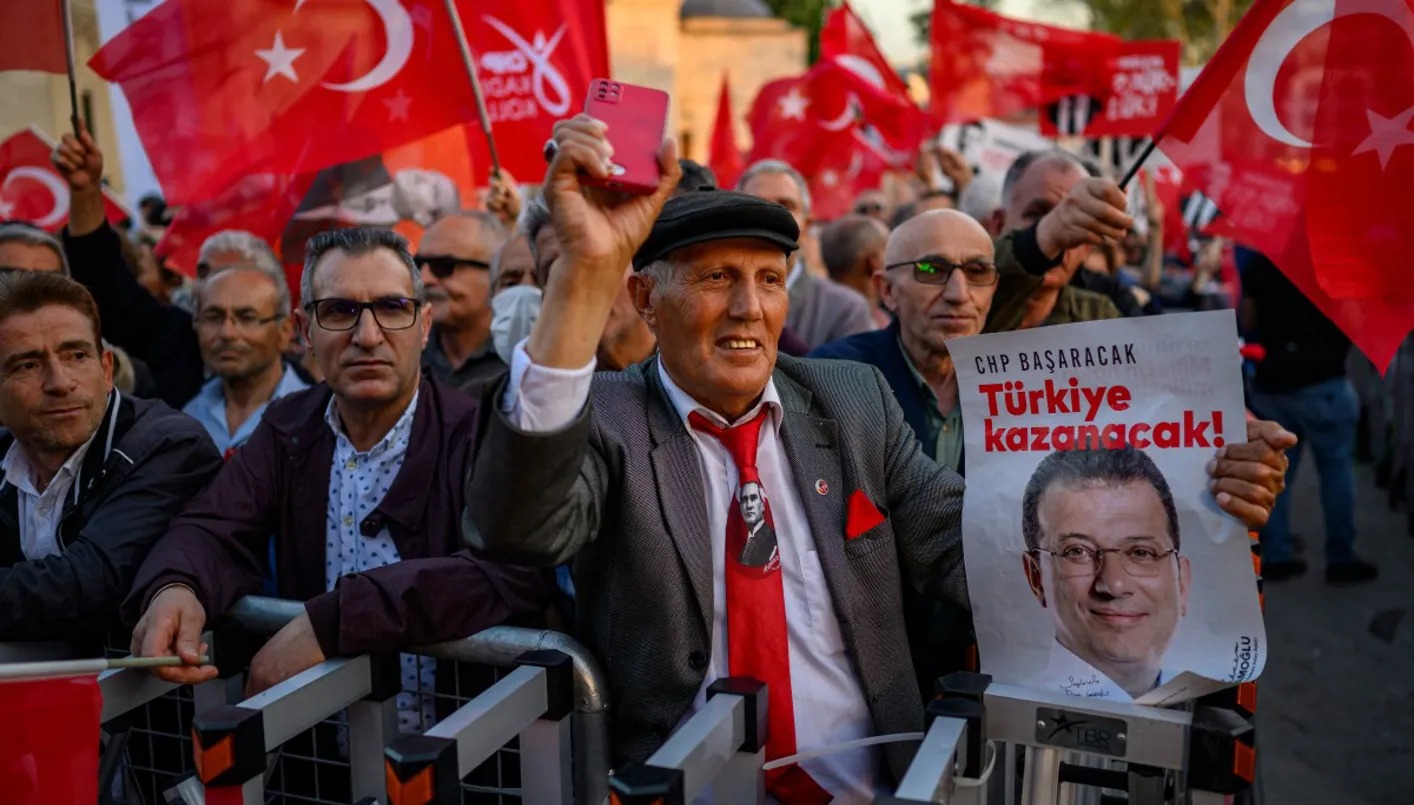 تظاهرة ضد اعتقال رئيس بلدية إسطنبول أكرم إمام أوغلو. (أ ف ب)