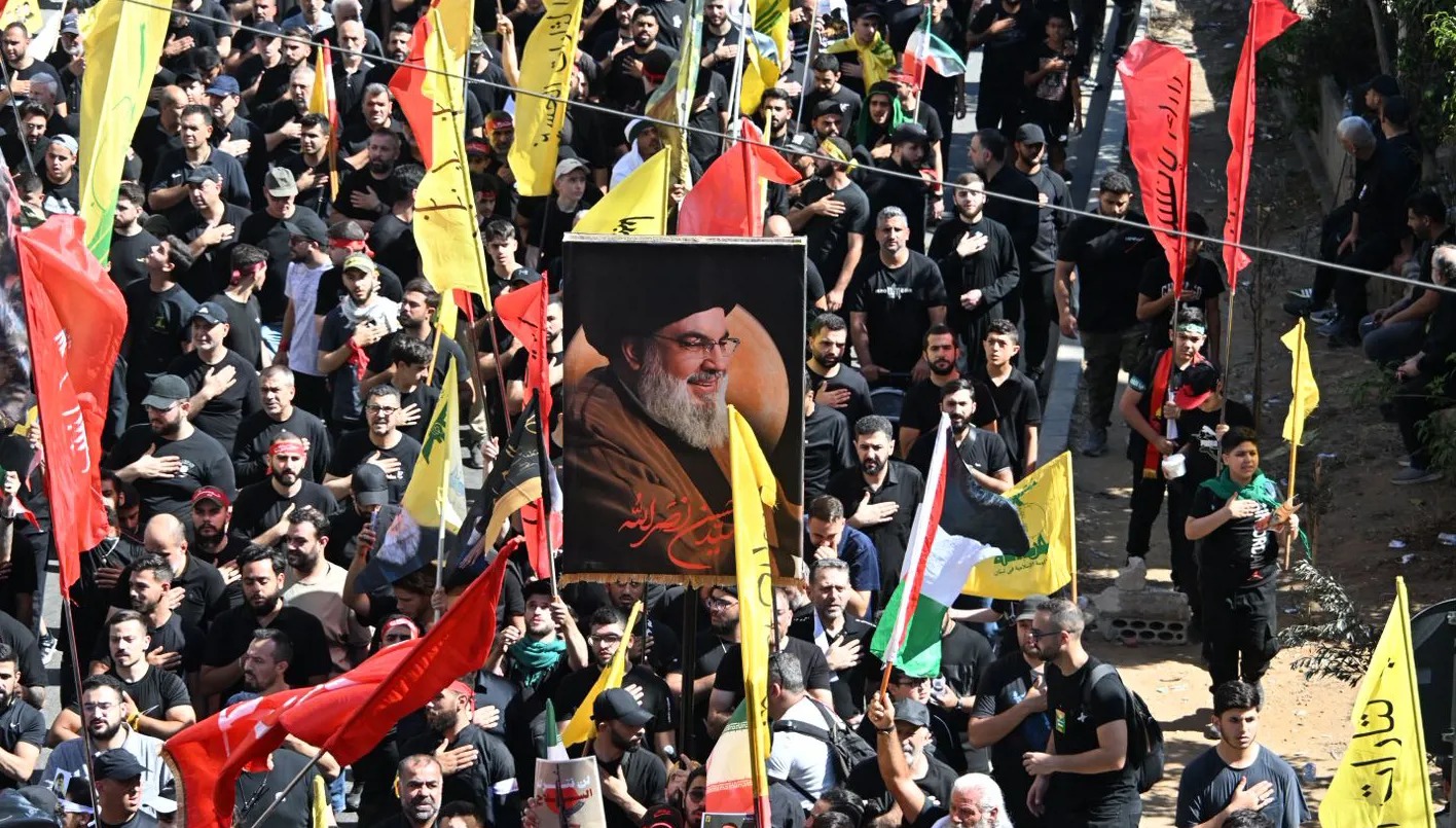 صورة مرفوعة للسيد حسن نصرالله في مسيرة العاشر من محرم بالضاحية الجنوبية (حسام شبارو).