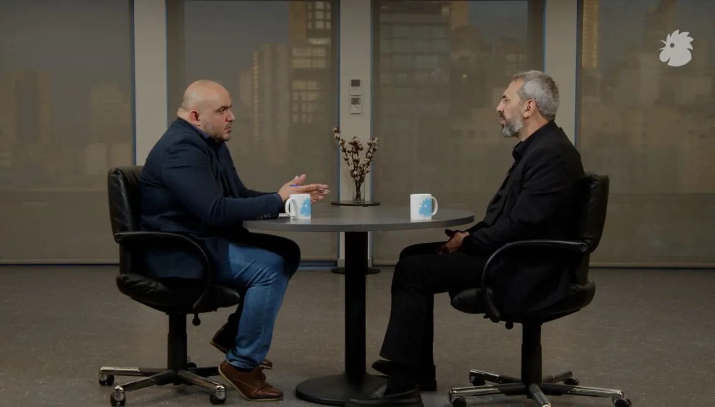 الزميل نادر عز الدين يحاور النائب إيهاب حمادة.