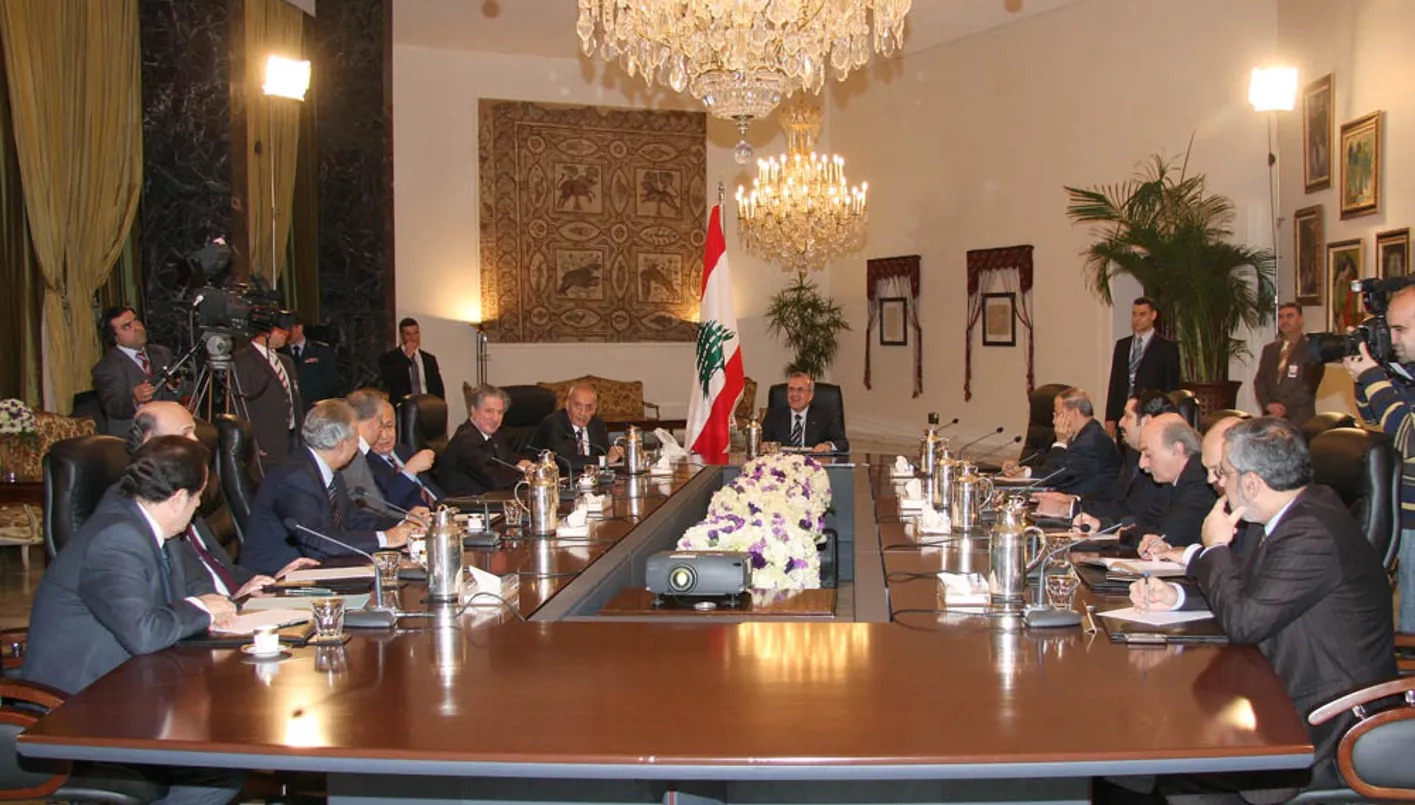 طاولة حوار لبنانية في قصر بعبدا خلال عهد الرئيس ميشال سليمان (أرشيفية).
