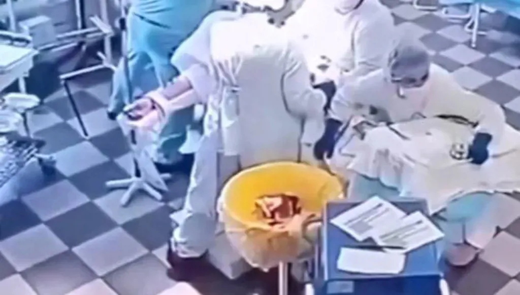 رغم الزلزال العنيف... أطباء روس يواصلون تنفيذ جراحة أثناء هزّات قوية (فيديو)