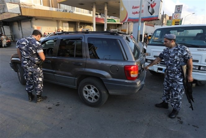 قوى الأمن توقف سيارة بزجاج داكن (أرشيفية، انترنت).