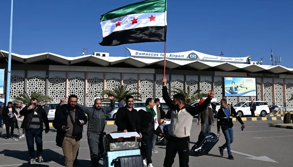 سوريون في مطار دمشق الدولي (وكالات).