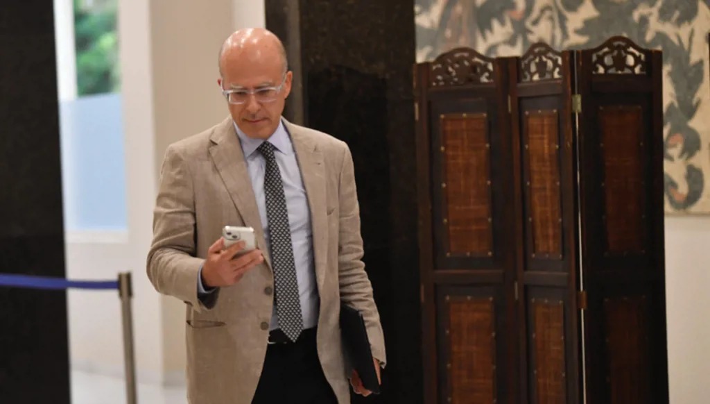 الوزير فادي مكي مغادراً جلسة مجلس الوزراء بالأمس (حسام شبارو).