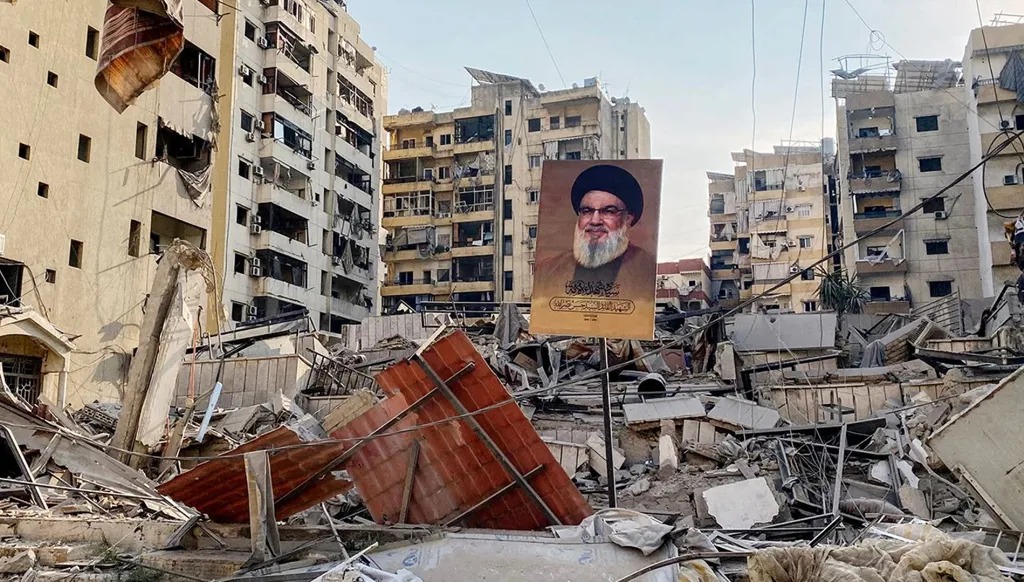 صورة لنصرالله بين الدمار في الضاحية (وكالات).