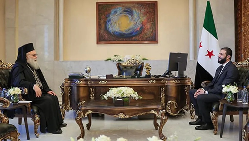 الشرع مستقبلا البطريرك يوحنا العاشر. (سانا)