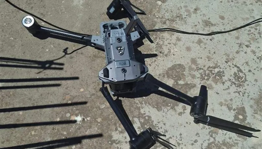 سقوط "درون" إسرائيلية على سطح منزل في بنت جبيل (صورة)