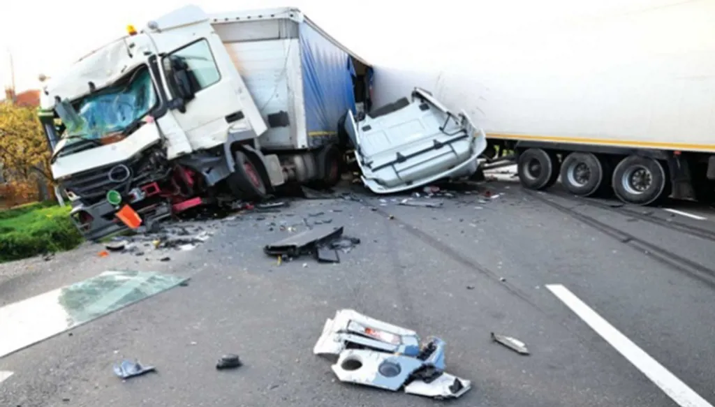 حادث مروّع... مقتل 8 أشخاص وإصابة 43 بعد اصطدام شاحنة بجرار!