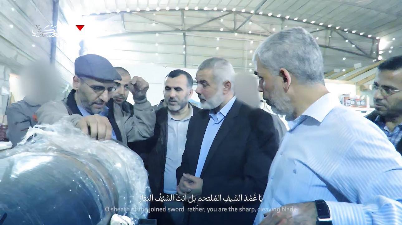 صورة نشرتها حماس للمرة الأولى لعدد من قادتها بينهم محمد السنوار الذي يبدو واقفاً خلف محمد الضيف (أكس).