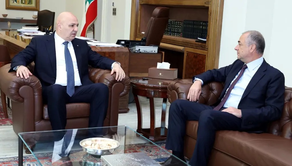 رئيس الجمهورية جوزف عون خلال اجتماعه بنائب رئيس مجلس النواب الياس بو صعب في قصر بعبدا أمس.