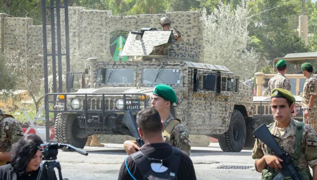 جنود لبنانيون يقفون خارج قاعدة للجيش في مدينة صور الجنوبية (أ ف ب)