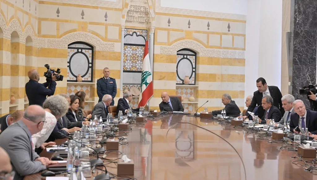 جلسة سابقة لمجلس الوزراء برئاسة عون (نبيل اسماعيل)