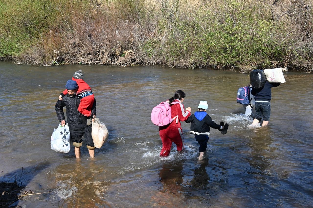 عبور نازحين سوريين عند مجرى النهر الكبير شمالي لبنان (حسام شبارو).
