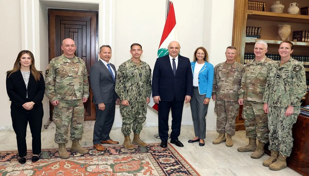 رئيس الجمهورية خلال استقباله السبت قائد المنطقة الوسطى في الجيش الأميركي الاميرال براد كوبر والسفيرة ليزا جونسون، وأعضاء الوفد العسكري الأميركي.