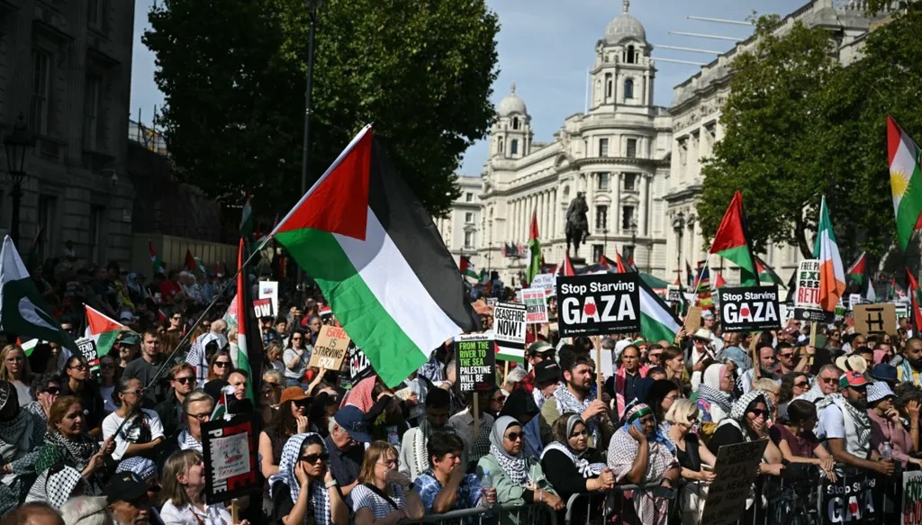 مسيرة في لندن تدعو إلى وقف جميع مبيعات الأسلحة لإسرائيل وإنهاء تجويع غزة. (أ ف ب)