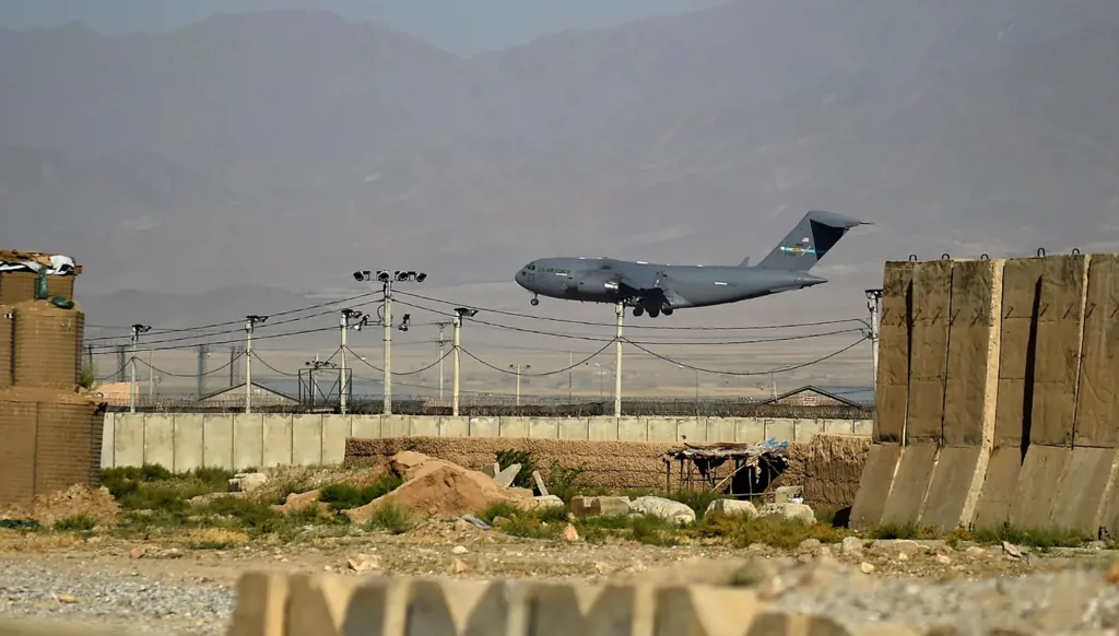 ترامب يتوعّد أفغانستان بشأن إعادة قاعدة باغرام الجوية: "ستحدث أمور سيئة"