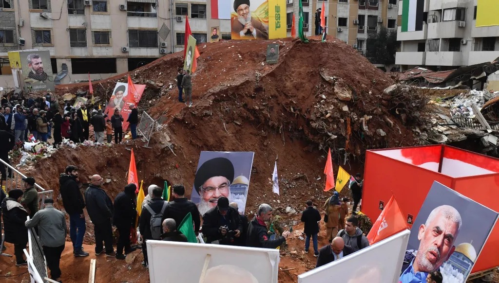 مناصرو حزب الله في موقع اغتيال نصرالله (أرشيفية، حسام شبارو).