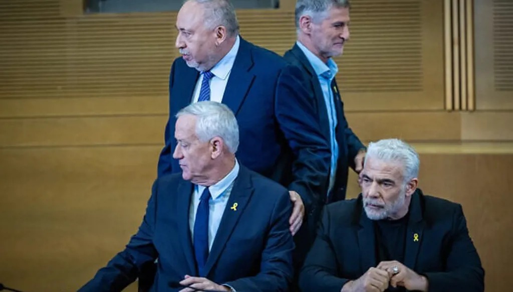 غولانوغانتس ولابيد وليبرمان خلال مؤتمر صحافي مشترك في الكنيست في القدس، 6 تشرين الثاني 2024 (وكالات).
