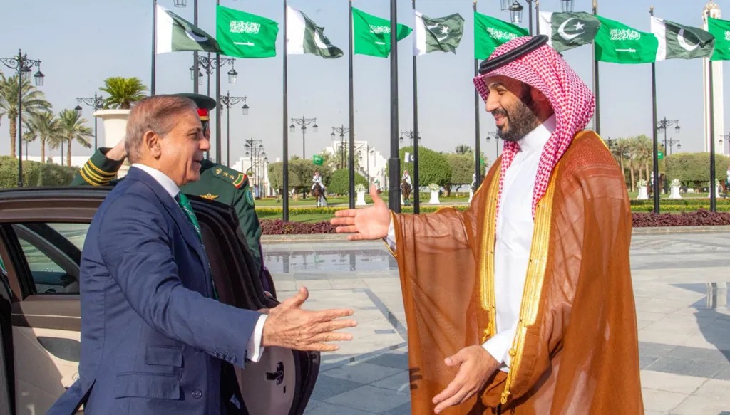 مسؤول باكستاني يلتقي ولي العهد السعودي (أ ف ب).