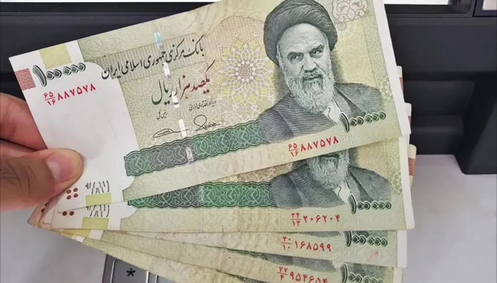 الريال الإيراني يبلغ أدنى مستوياته أمام الدولار بعد إعادة فرض العقوبات!