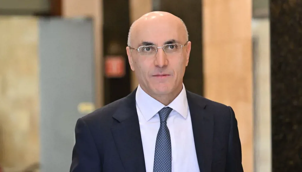 وزير الداخلية أحمد الحجار (نبيل إسماعيل).