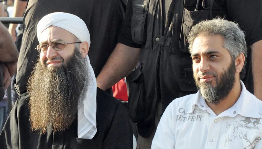 فضل شاكر والشيخ أحمد الأسير (أرشيفية).