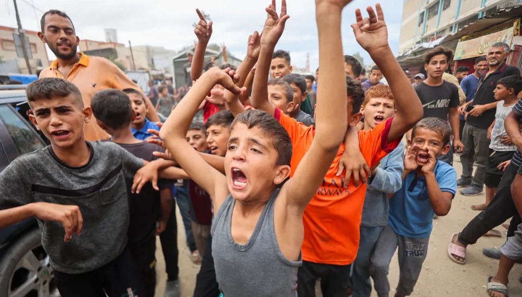 أطفال فلسطينيون يحتفلون في خان يونس (أ ف ب).