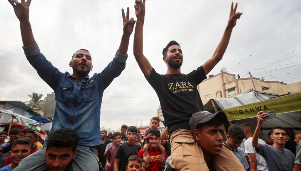 احتفالات فلسطينية باتفاق وقف إطلاق النار (أ ف ب).