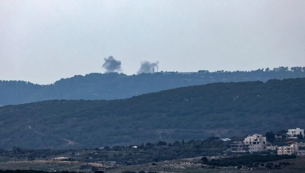 صورة ارشيفية- دخان يتصاعد على تلال في جنوب لبنان من جرّاء قصف إسرائيلي (أ ف ب).