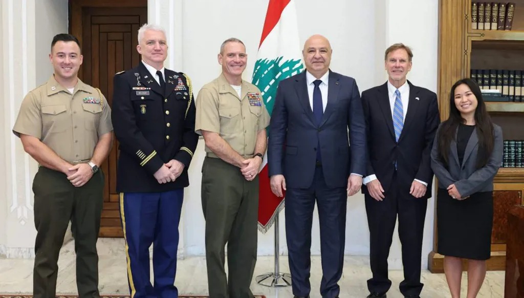 عون خلال استقباله الرئيس الجديد للجنة الاشراف على وقف الاعمال العدائية (الميكانيزم) ووفد السفارة الأميركية.