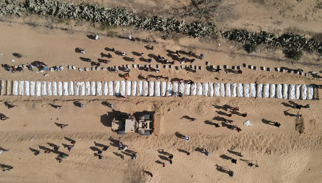 فلسطينيون يدفنون 54 جثة مجهولة الهوية في مقبرة بدير البلح، وسط قطاع غزة. (أ ف ب)