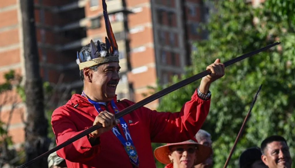 مادورو يحمل رمحاً خلال مسيرة لإحياء ذكرى 