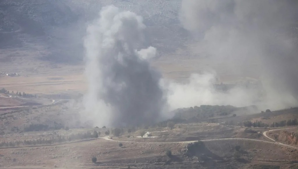 دخان متصاعد جراء غارات إسرائيلية استهدفت منطقة الجرمق في الجنوب اللبناني (أ ف ب)
