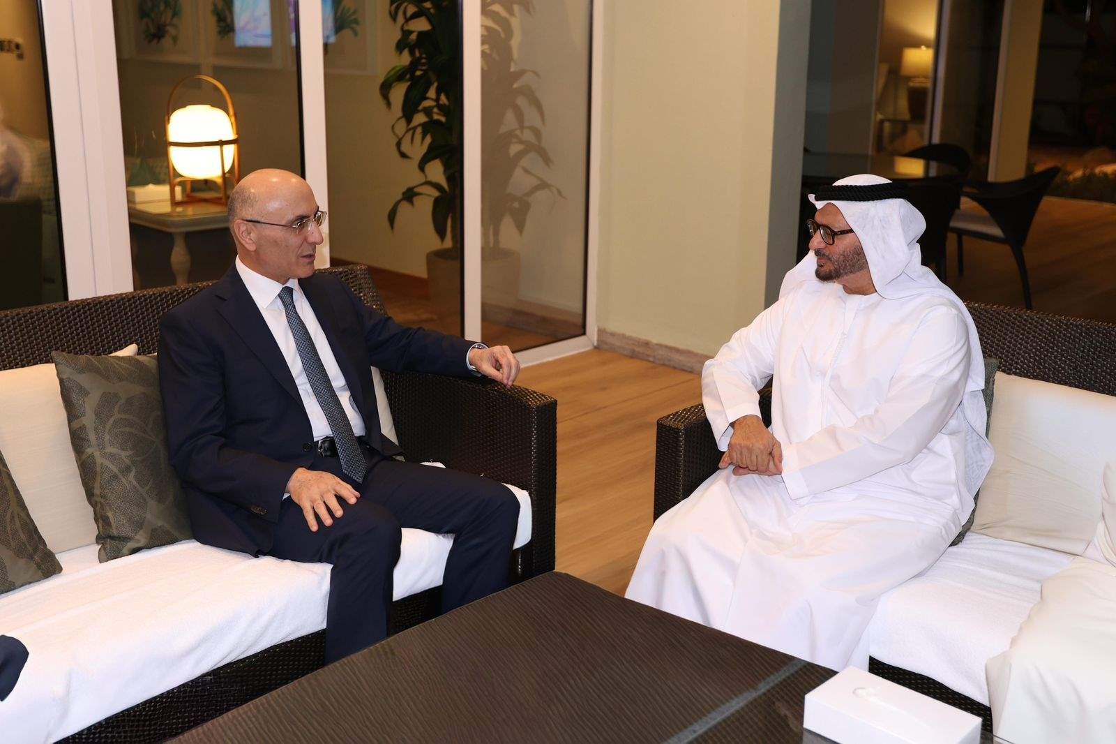 قرقاش ووزير الخارجية اللبناني في المنامة (وكالات).