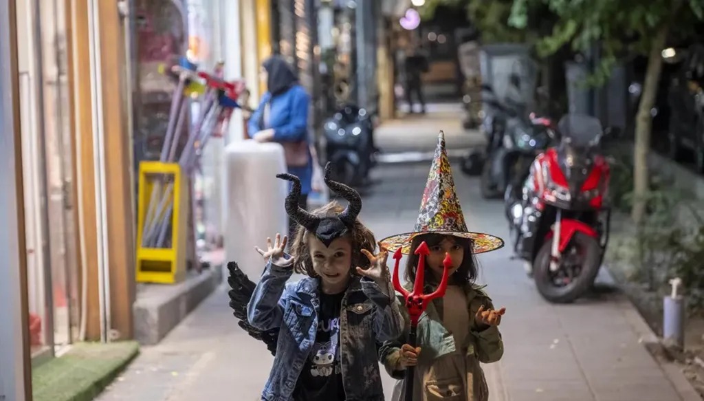 طفلتان إيرانيتان ترتديان أزياء هالووین. (وسائل تواصل اجتماعي)