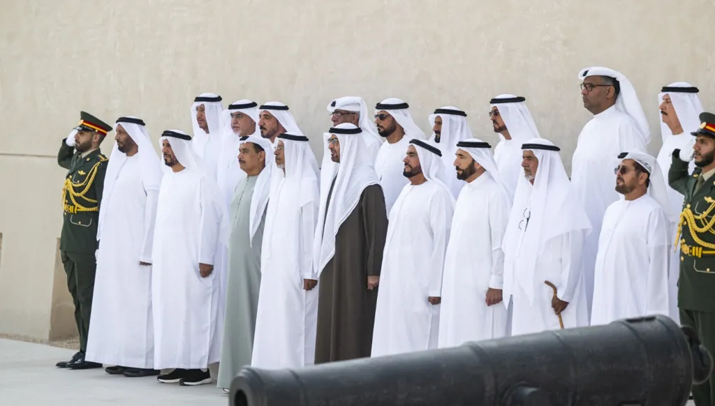بن زايد يرفع علم الإمارات في قصر الحصن: أبناؤنا يجتمعون على حب الوطن والتفاني في خدمته