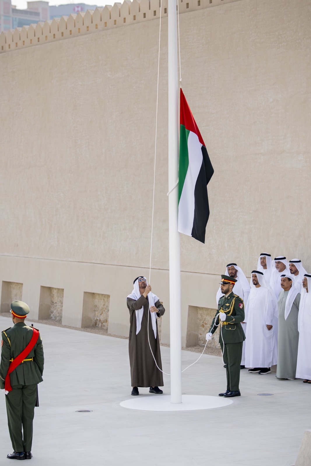 بن زايد يرفع علم الإمارات في قصر الحصن (إكس).