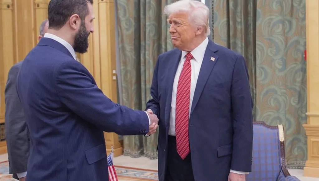 ترامب يصافح الشرع في الرياض (أرشيفية، أ ف ب).