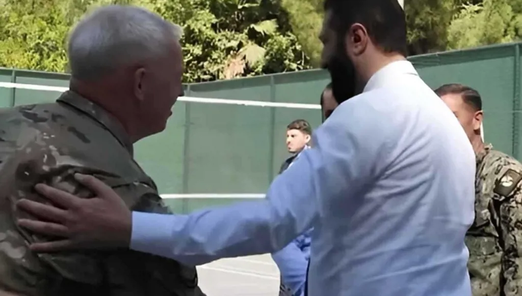 فيديو يُثير تفاعلاً... الشرع يلعب كرة السلة مع قائدَي التحالف الدولي والقيادة المركزية الأميركية