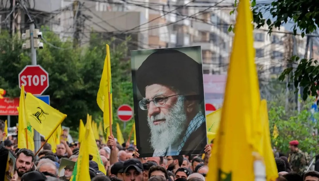 رفع صورة خامنئي في الضاحية الجنوبية (أرشيفية).