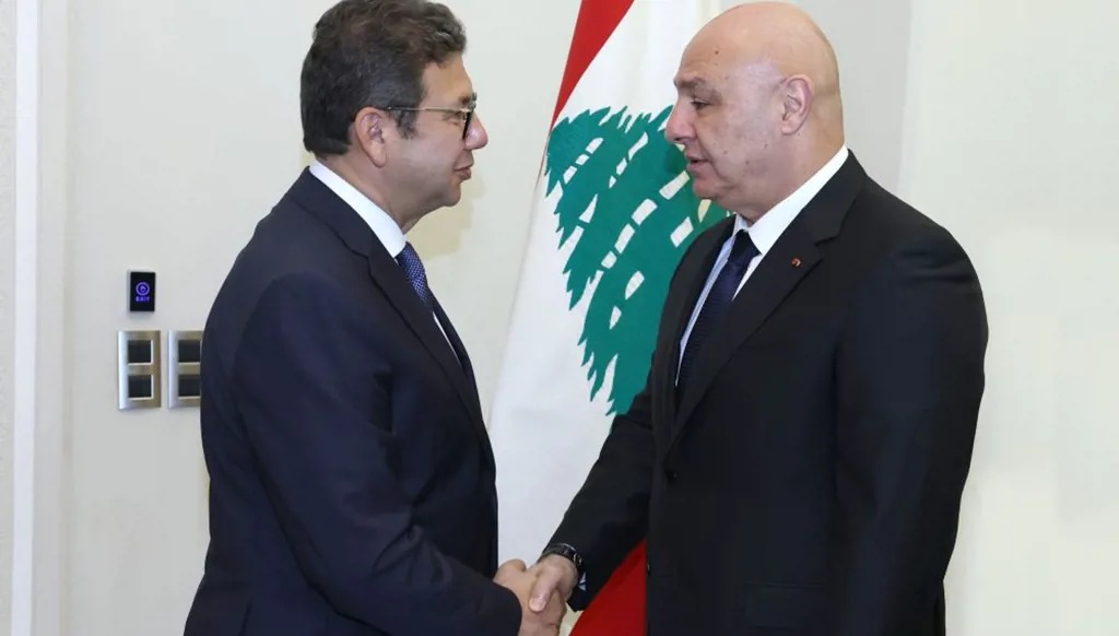 الرئيس عون مصافحاً مدير المخابرات العامة المصرية الفريق حسن رشاد.