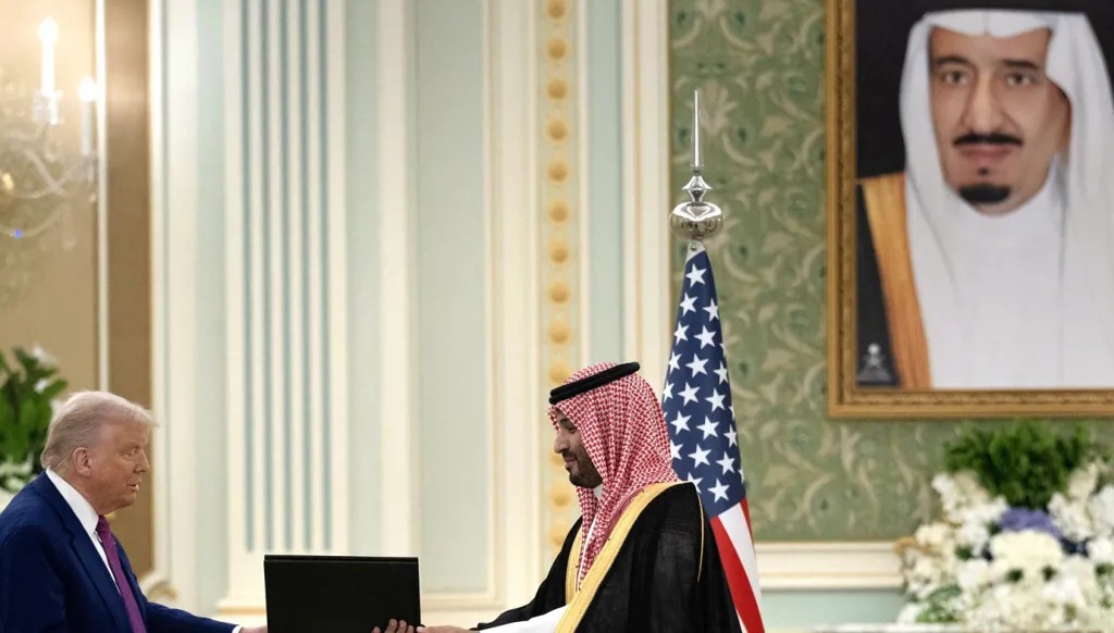 الرئيس الأميركي دونالد ترامب وولي العهد السعودي الأمير محمد بن سلمان يتبادلان وثائق بعد توقيع اتفاق في مايو في الرياض.(أف ب)