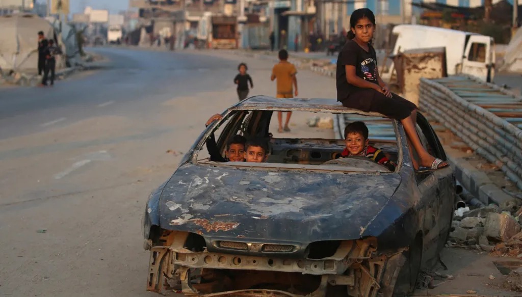 أطفال يلعبون في غزة. (أ ف ب)