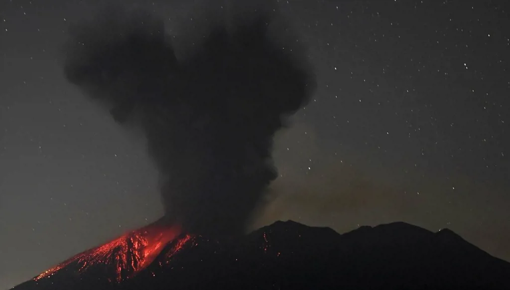 ثوران بركان نشط في اليابان... تحذير من تساقط الرماد جنوباً