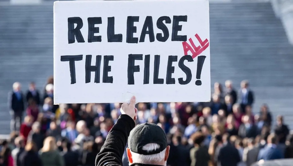 أميركيون يطالبون بنشر ملفات إبستين. (أ ف ب)