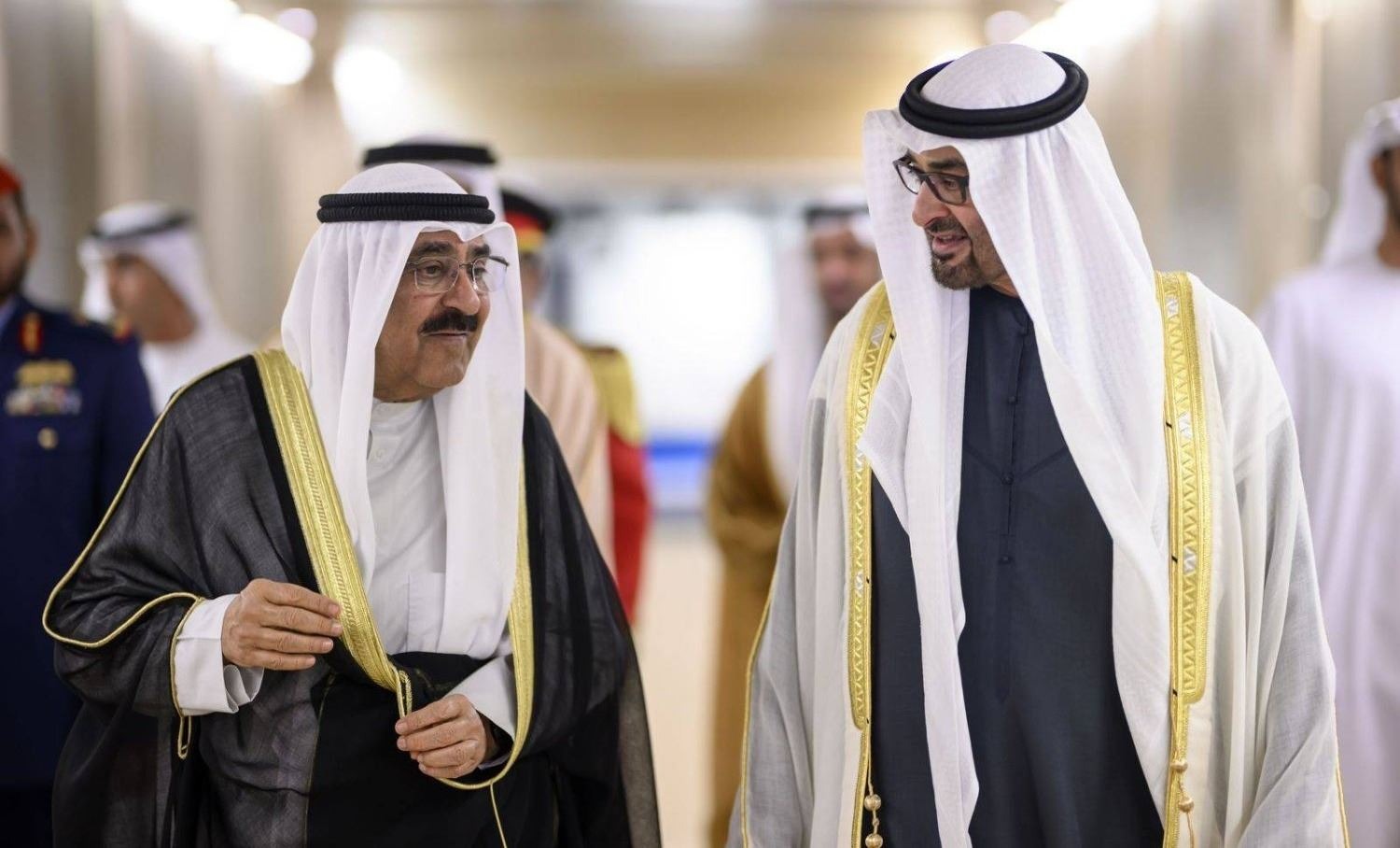 لقاء بين بن زايد وأمير الكويت (أرشيفية).