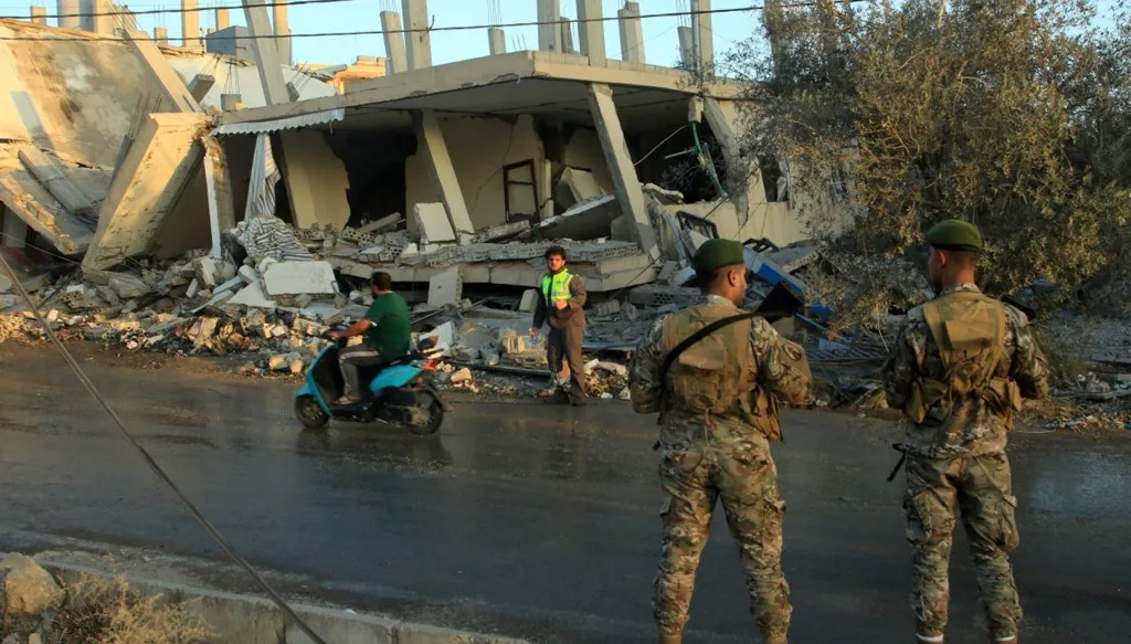 جنود من الجيش اللبناني يؤمنون موقع غارة جوية إسرائيلية استهدفت مبنى في قرية دير كيفا (أ ف ب)